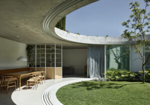 Elwood House by Rob Kennon Architects | Celebrating the Sky & Garden.